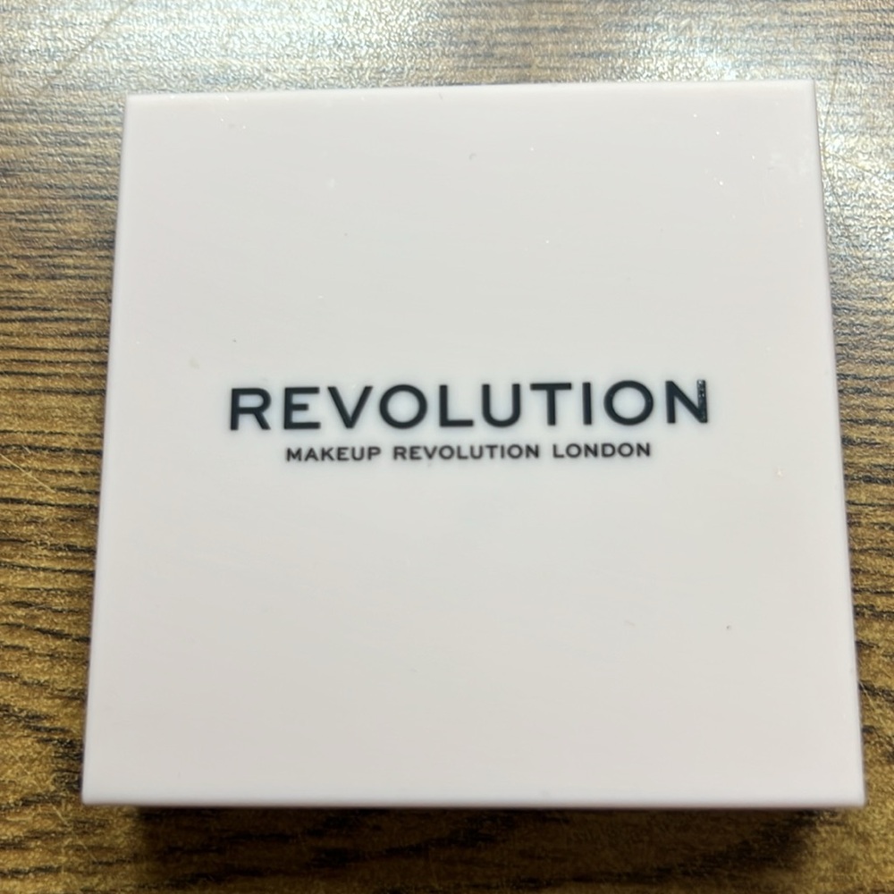 Revolution Contour Powder Compact 3 Color “Deep” - Picture 4 of 11